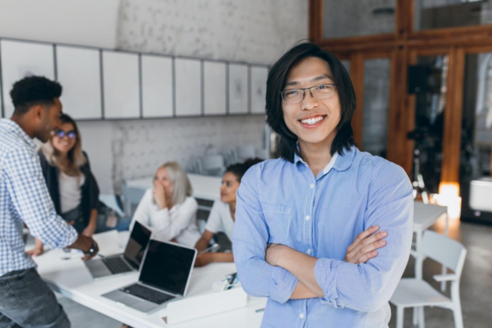 Studio de formation en motion design avec plusieurs postes de travail équipés d'écrans professionnels