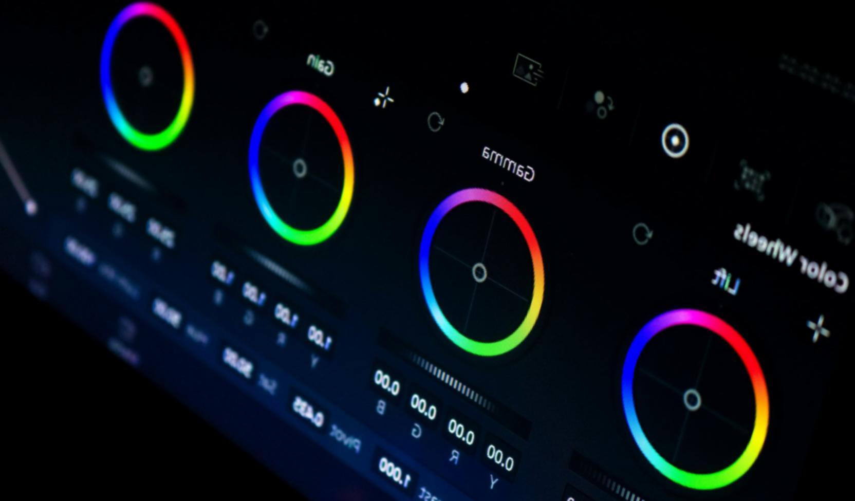 Session de travail collaboratif entre apprenants sur un projet motion design complexe