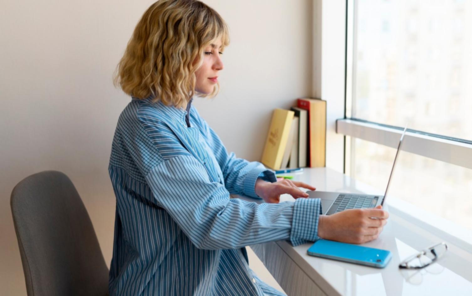 Espace de travail moderne avec équipement professionnel pour motion design